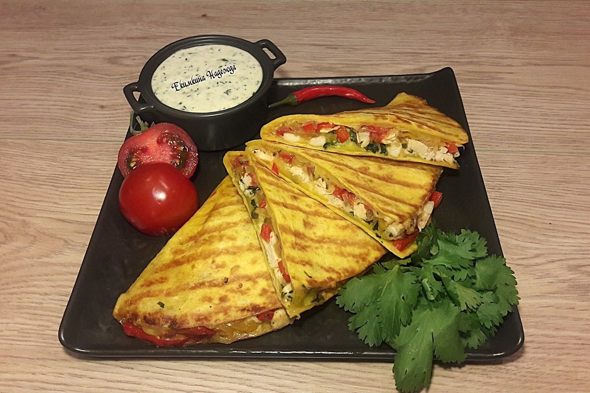 Острые нотки Мексики: Кесадилья с курицей и овощами