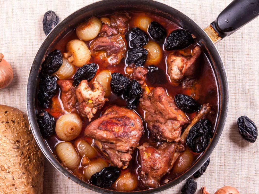 Нежный кролик в красном вине с черносливом