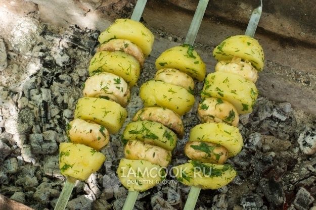 Встречаем весну с ароматным шашлыком из картофеля и грибов