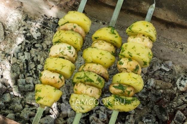 Встречаем весну с ароматным шашлыком из картофеля и грибов