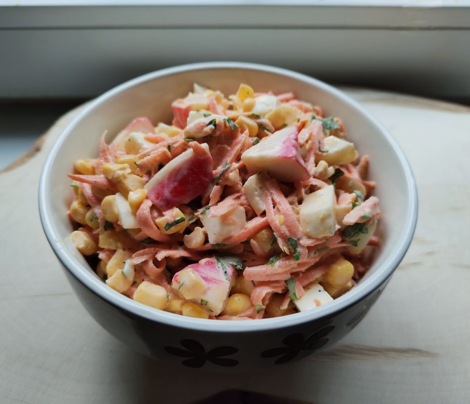 Непревзойденный крабовый салат с морковью: быстро и вкусно!