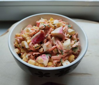 Непревзойденный крабовый салат с морковью: быстро и вкусно!