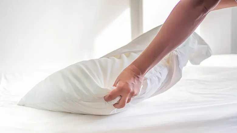 Наволочки под microscope: как часто стирать и обновлять, чтобы не жалеть о здоровье?