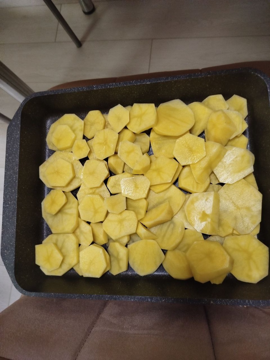 Запеченный картофель с овощами и тертым сыром