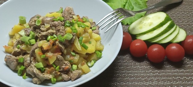 Простой и вкусный рецепт: тушеная печень с картошкой за час