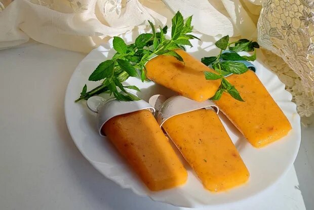 Летний десерт: фруктовый лед с персиком, бананом и мятой