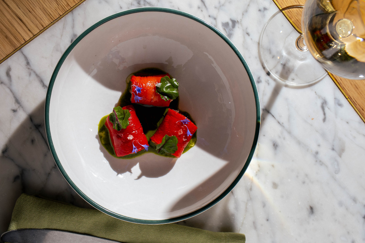 Необычная закуска: перцы с тунцом и соусом аквачили, которые удивят гостей