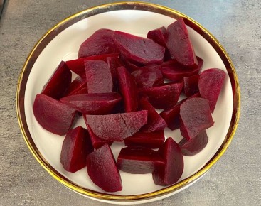 Вкусная закуска из запеченной свеклы, которая украсит любой стол