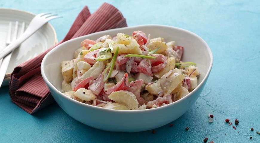 Праздничный картофельный салат с икрой сельди