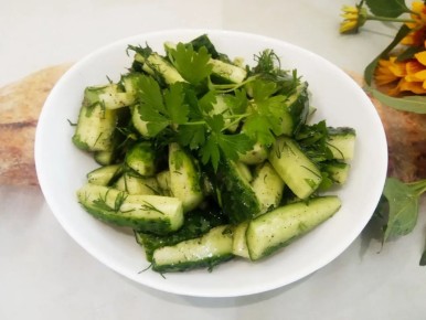Салат из огурцов и зелени: полезное лакомство на вашем столе