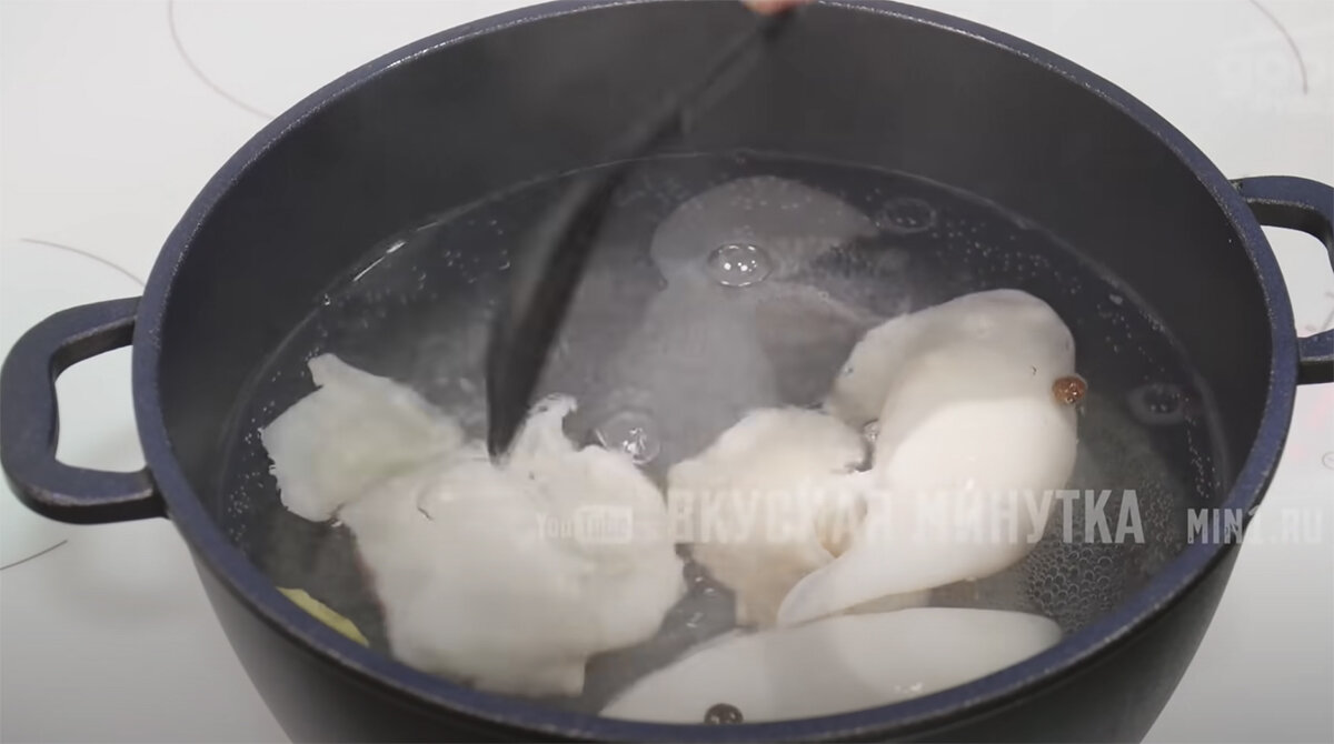 Салат с кальмарами: легкий ужин не только для праздника