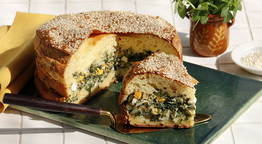 Простой и ароматный заливной пирог с зеленью для семейного ужина