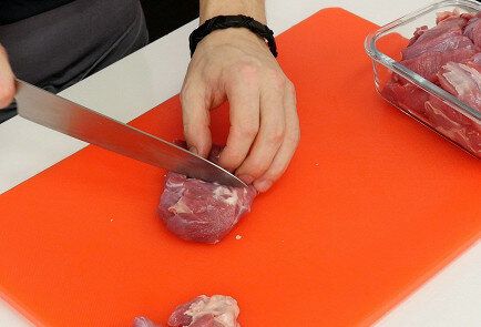 Ароматная тушеная баранина с черносливом: как удивить своих близких