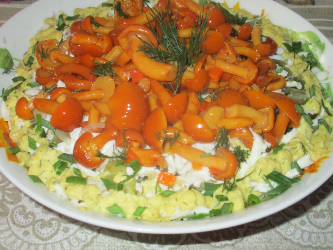 Экзотика на столе: салат с опятами и оригинальной заправкой