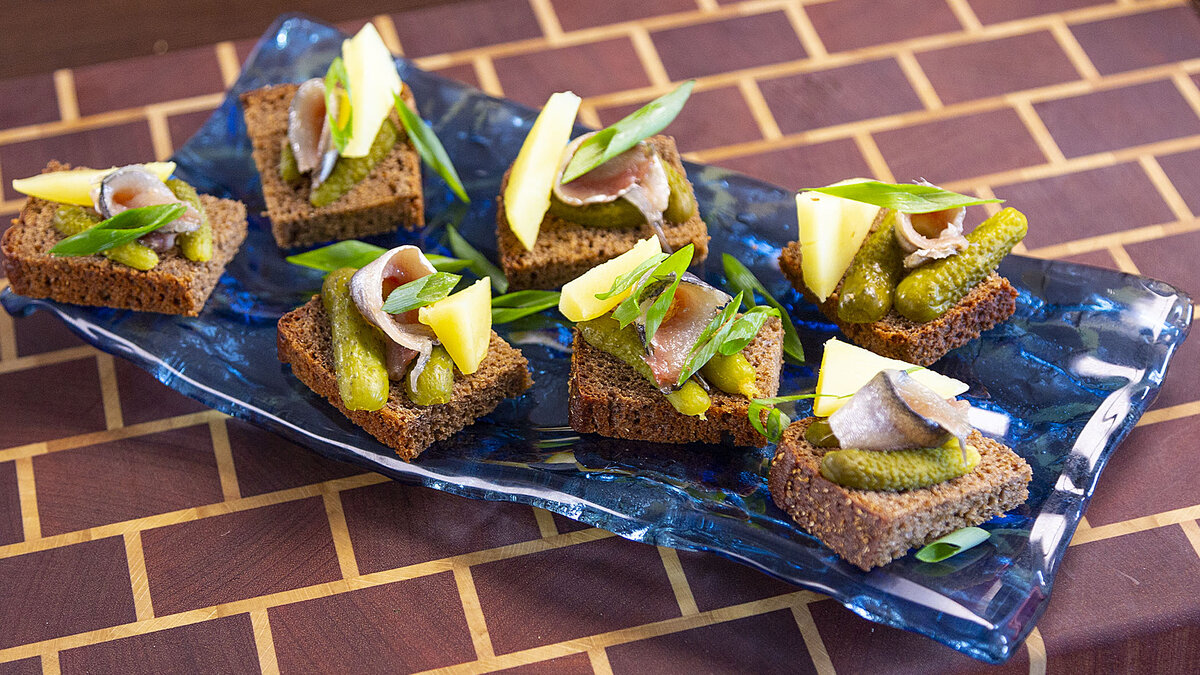 Бутерброды с килькой: простая закуска для любого стола