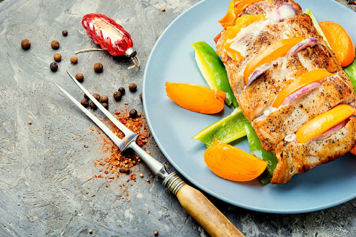 Праздничное мясо с хурмой и яблоками: дарите своему столу уют и вкус