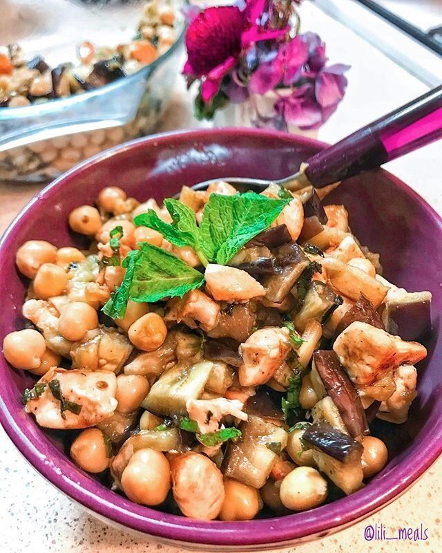 Сочный салат с нутом, баклажаном и мятой