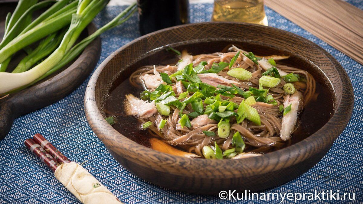 Японский суп с гречневой лапшой: освежающий в жару и согревающий зимой