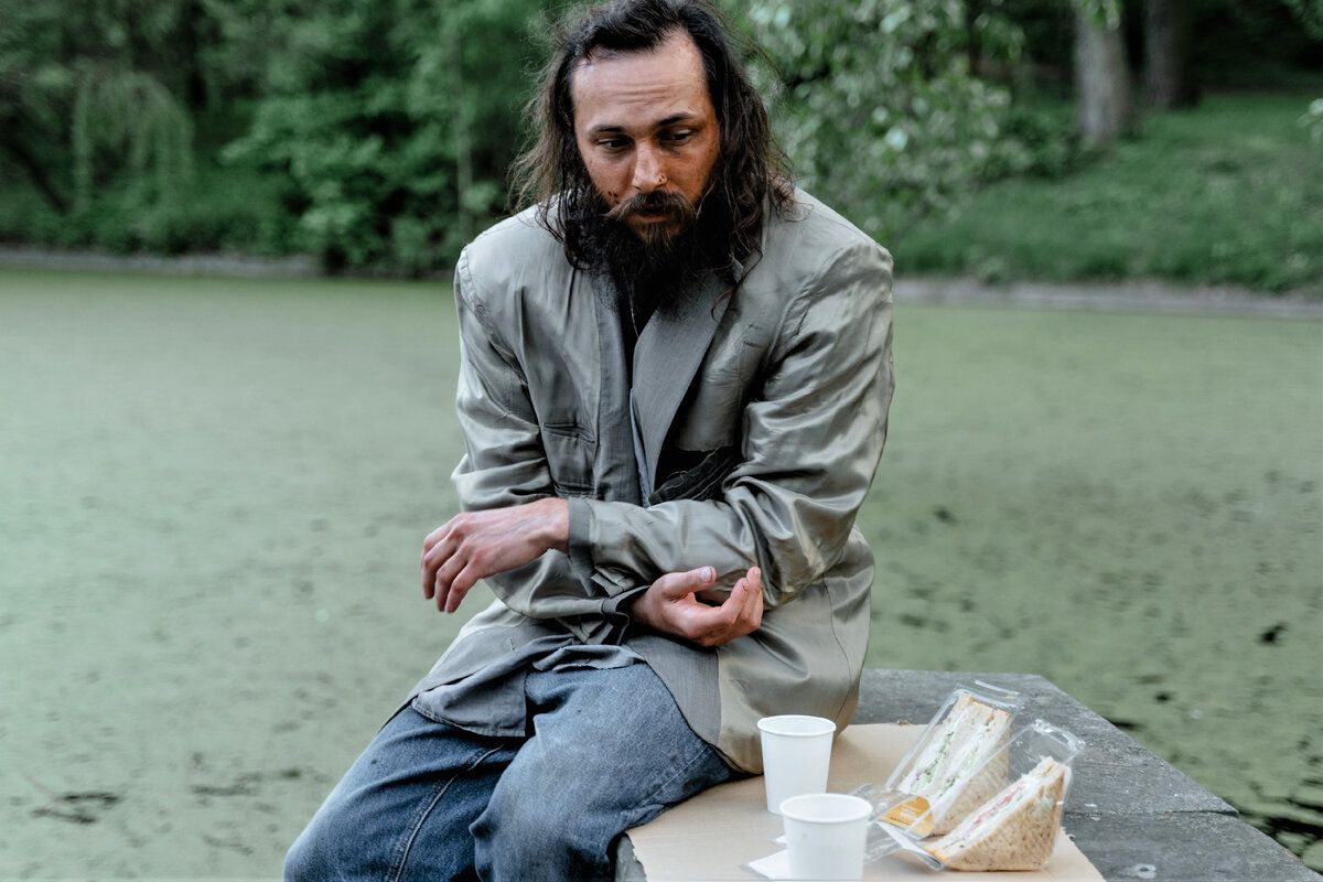 Как один бездомный мужчина притворился шефом ресторана и попытался получить бесплатный коньяк