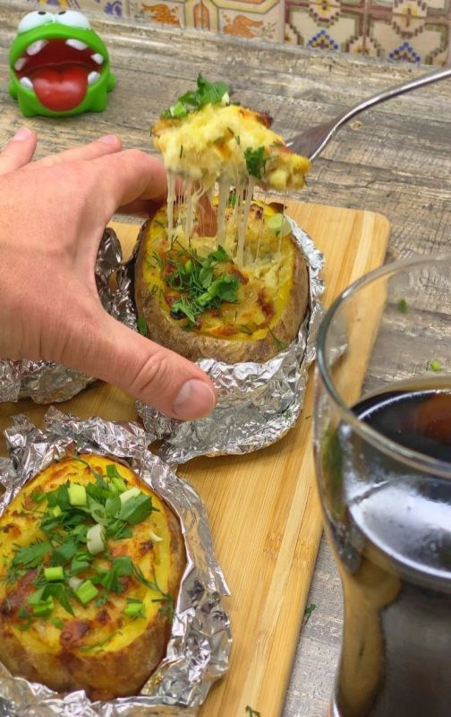 Тепло и уют на тарелке: картошка с сыром и беконом