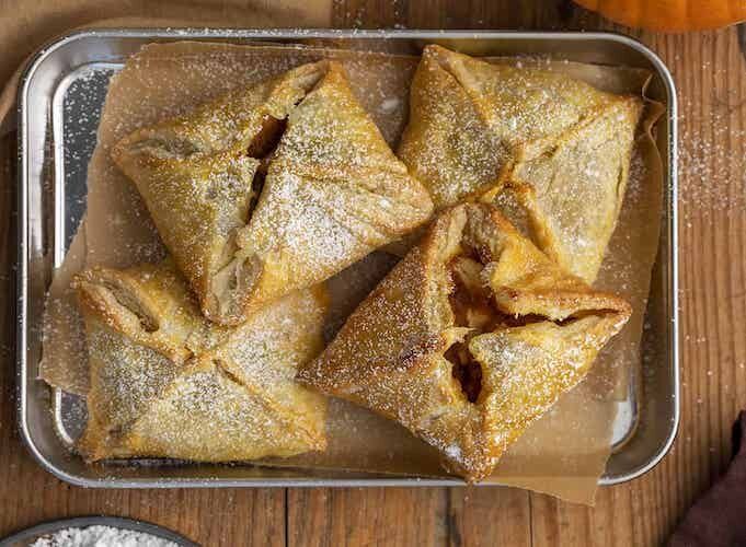 Тыквенные пирожки с крем-чизом: осенний вкус в каждом кусочке