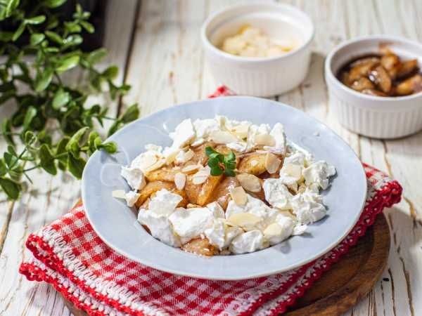 Творожный десерт с карамелизированной грушей