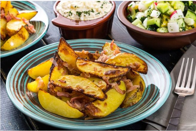 Наслаждайтесь деревенским стилем: картофель с беконом и сырным дипом