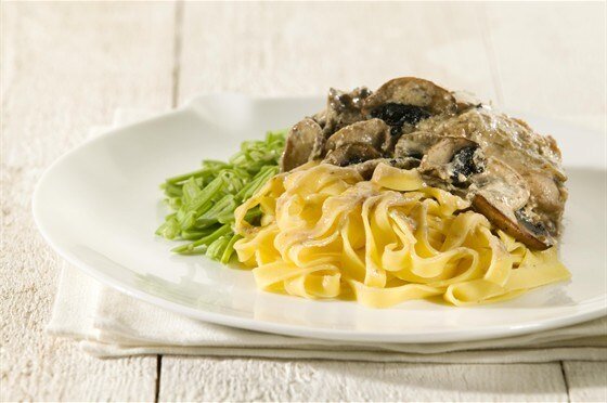 Паста тальятелле с шампиньонами в сливочном соусе