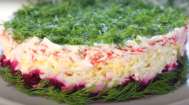 Простой и изысканный новогодний салат с крабовыми палочками