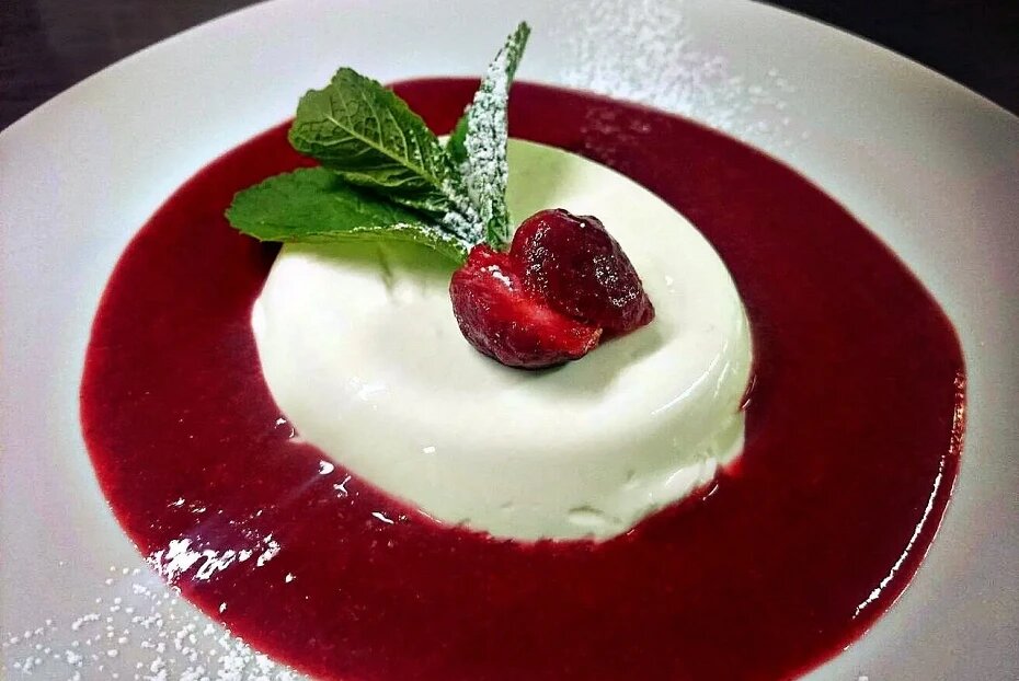 Нежная панна-котта с клубничным акцентом