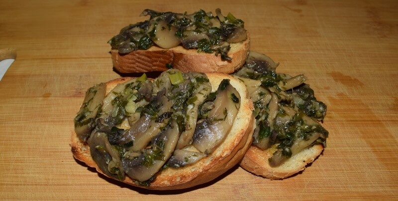 Брускетты с маринованными шампиньонами