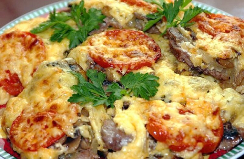 Мясо с картошкой под сырной шубкой: быстро и вкусно на ужин