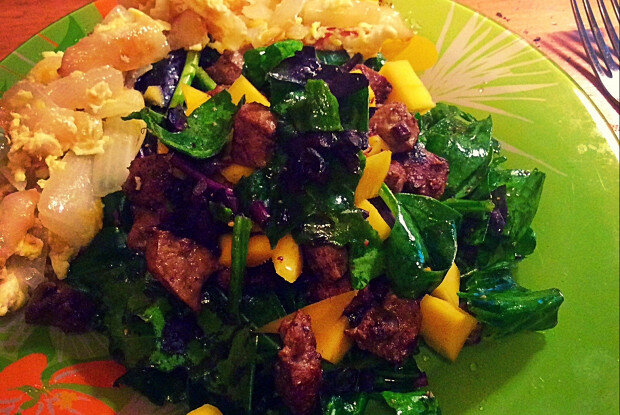 Сочный салат с печенью и манго: деликатес на ваш стол