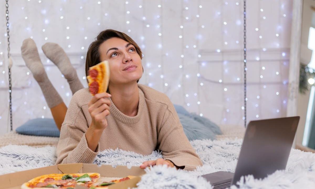 Как выбрать полезную еду в службах доставки: советы нутрициолога