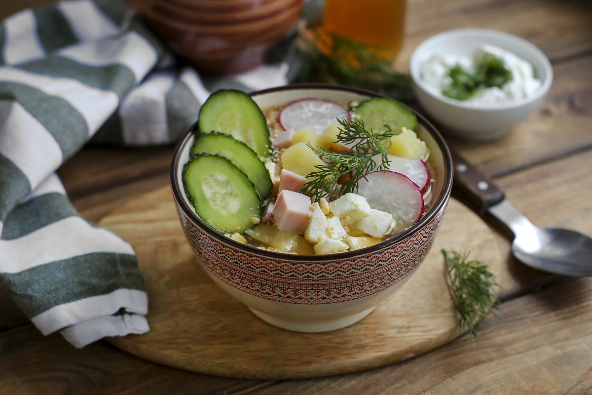 Ароматная окрошка на квасе: быстро и вкусно