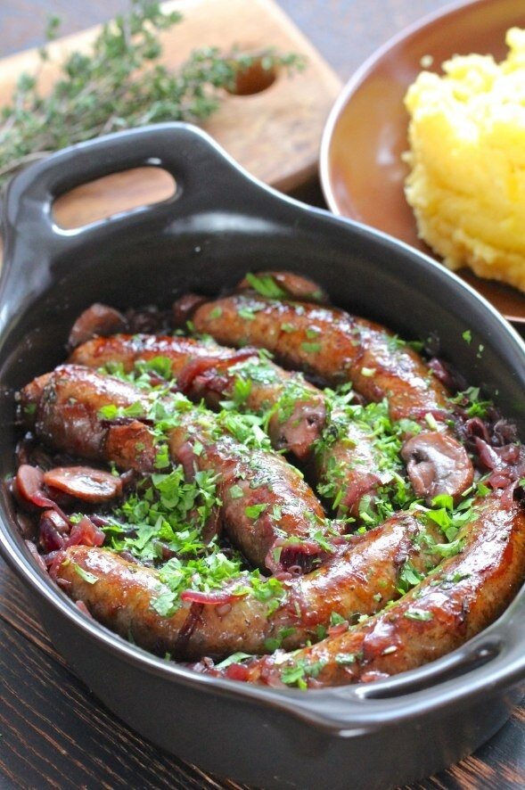 Необычное сочетание: колбаски с луком и грибами