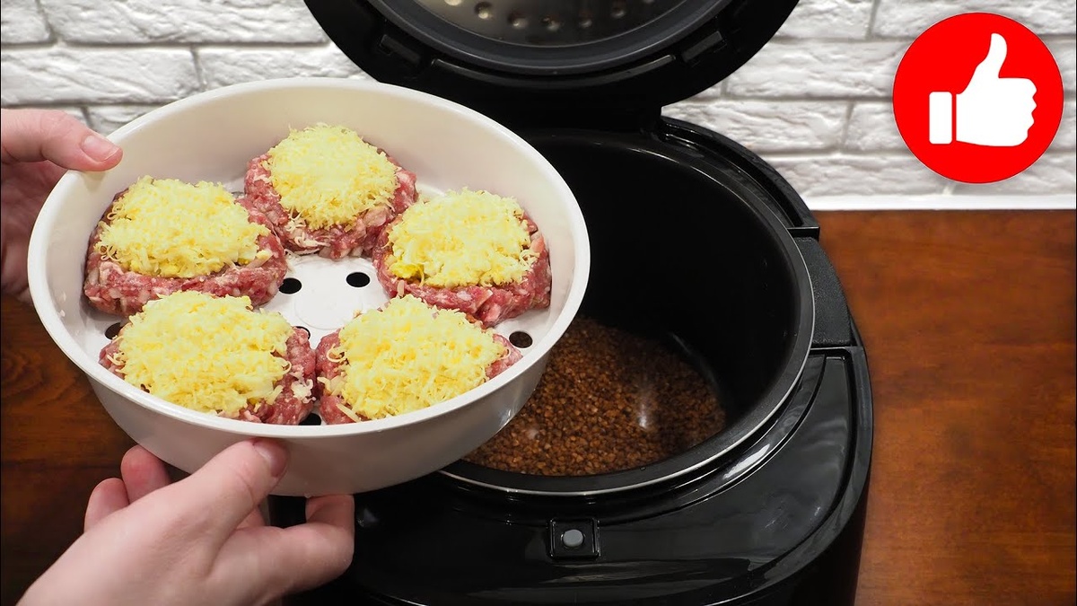 Вкусные мясные гнезда с яйцами на пару и гречкой: идеальный обед для всей семьи