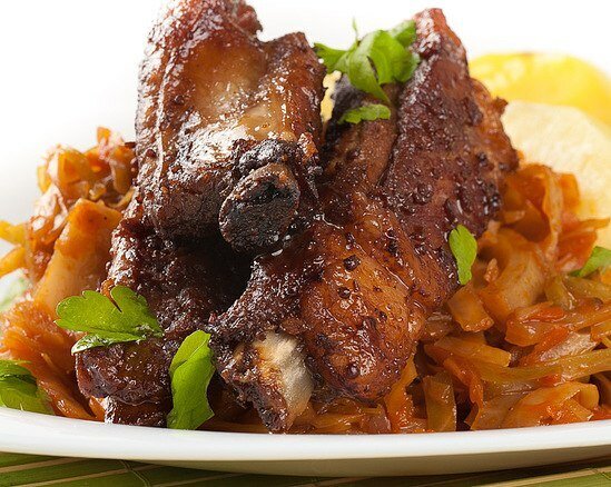 Настоящее кулинарное чудо: свиные ребра с капустой в белом вине