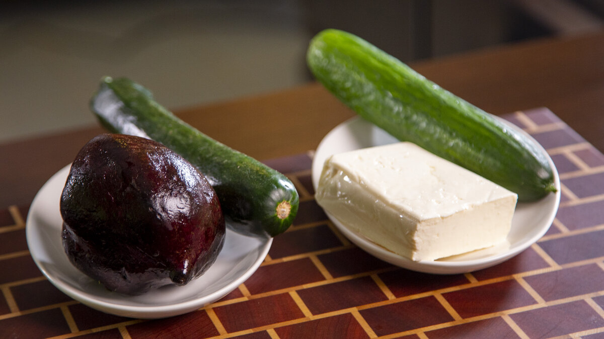 Салат, который покорит сердца всех гостей: простая праздничная изюминка