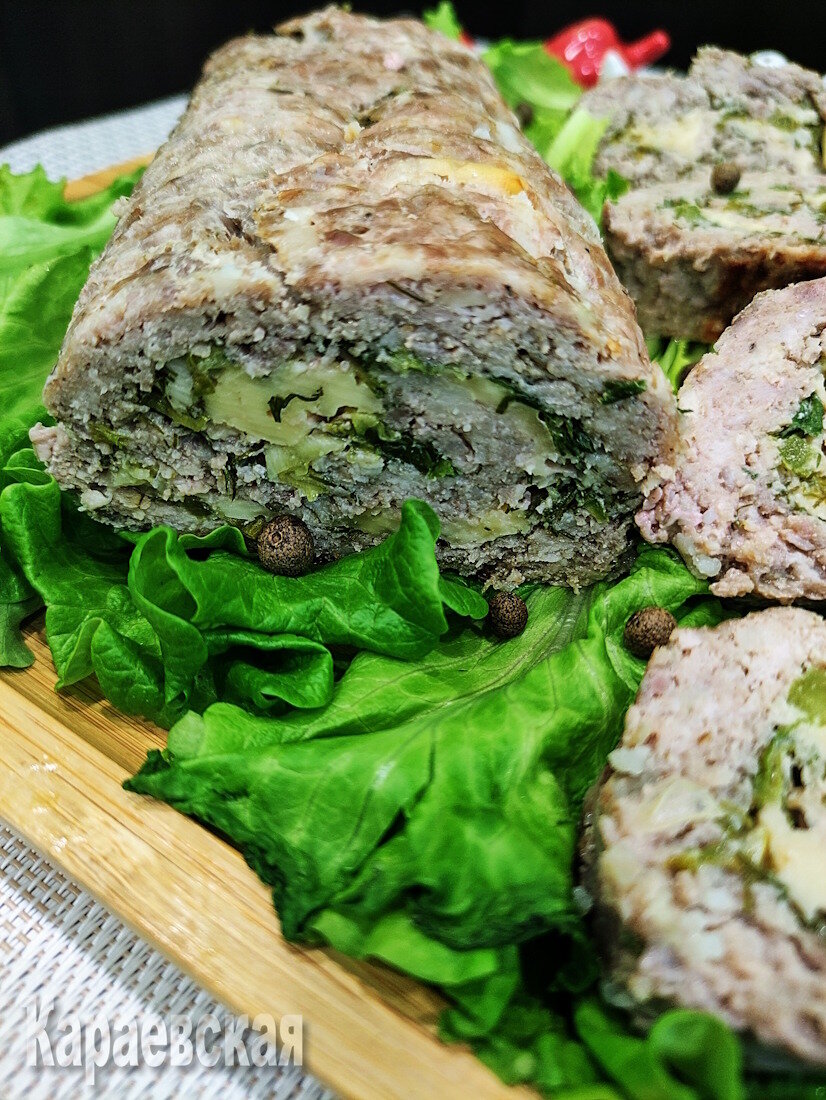 Вдохновляющий мясной рулет с сыром и зеленью: идеальное блюдо для любого стола