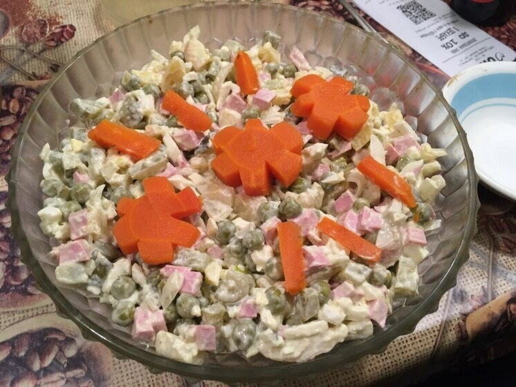 Салат «Оливье» вновь на пике популярности среди новогодних угощений