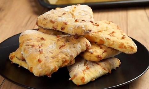 Сырные треугольники на кефире — быстрый способ удивить за ужином