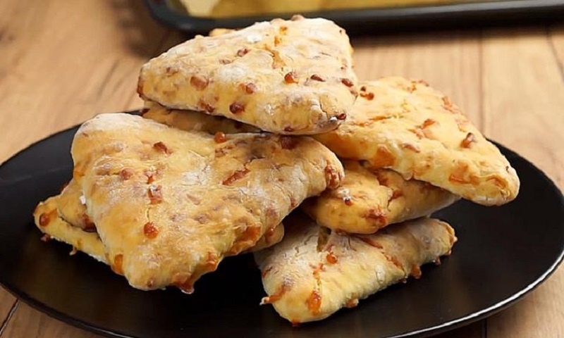 Сырные треугольники на кефире — быстрый способ удивить за ужином