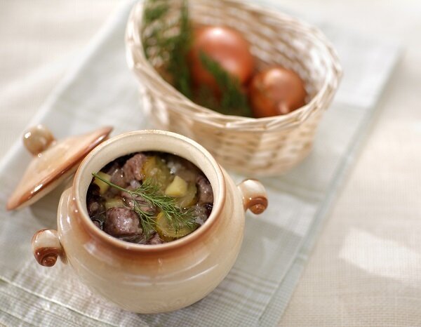 Телятина с солеными огурцами в горшочке: уютное блюдо для всей семьи