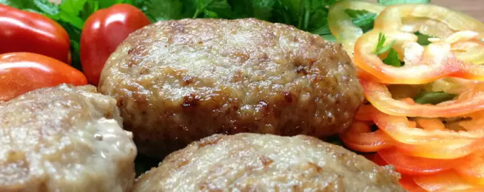 Котлеты из говядины и картофельного пюре с копченой колбасой: нестандартный подход к традиционному блюду