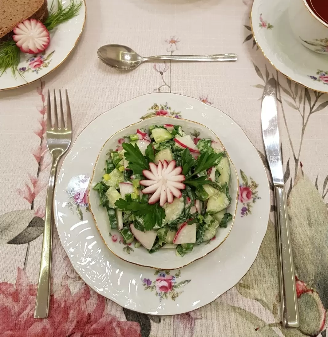 Весна в тарелке: освежающий салат с черемшей и овощами на вашем столе