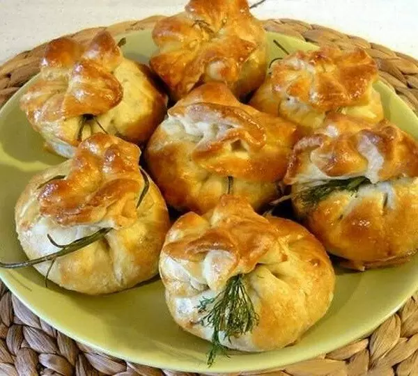 Вкусные закусочные мешочки из слоёного теста для праздничного стола