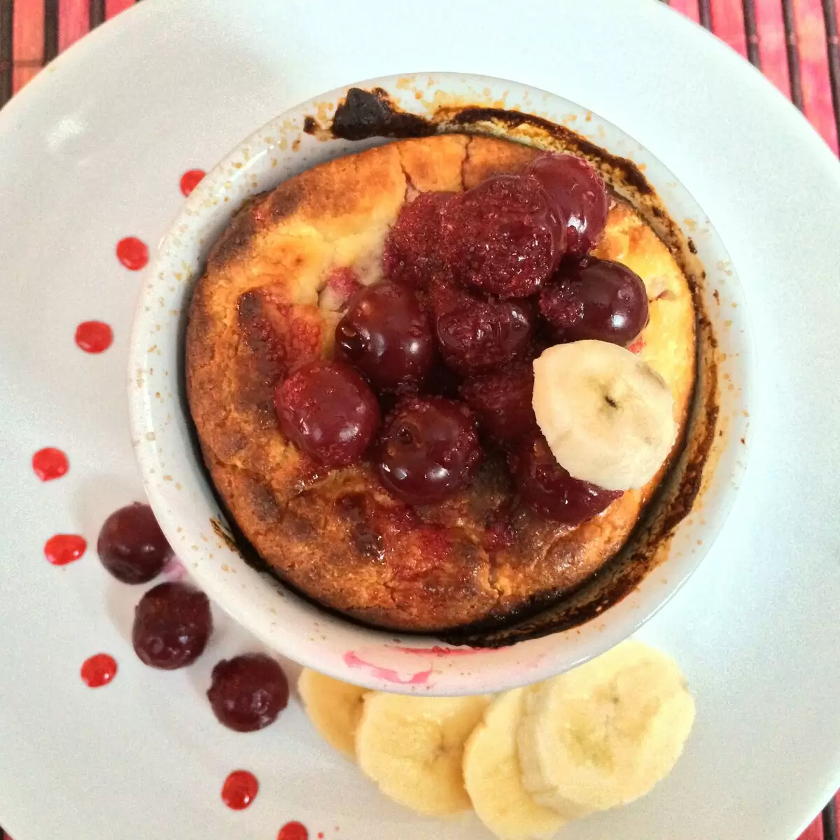 Вкусное наслаждение: легкая творожная запеканка с вишней