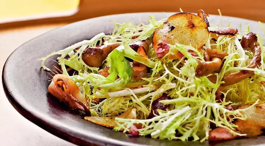 Тёплый салат с лесными грибами и фризе