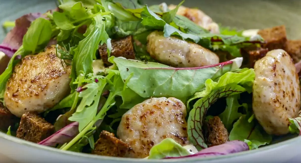 Салат с куриными котлетами и ароматными гренками